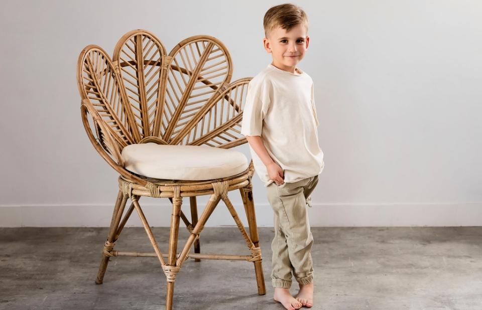 Chłopiec stojący obok krzesła